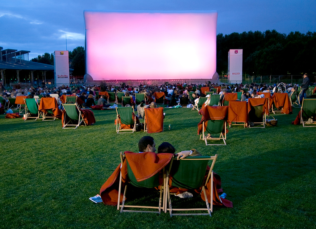 Le programme estival de Paris, un cinéma en plein air | FIRSTLUXE - Cinéma En Plein Air à La Villette