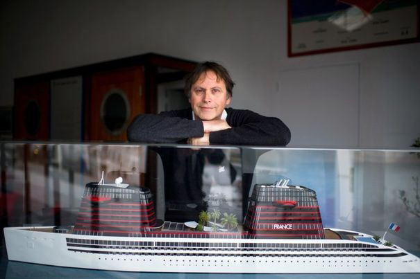 L'armateur francais Didier Spade pose devant une maquette du futur France