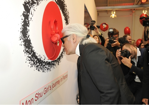 Karl Lagerfeld se prête au jeu des attractions Karl Lagerfeld se prête au jeu des attractions