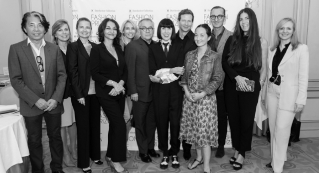 Les cinq finalistes entourés du jury Les cinq finalistes entourés du jury
