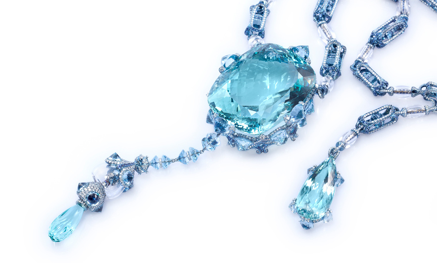 Sautoir "A Drop Into The Ocean" par Wallace Chan serti d'une aigue-marine de 379,21 carats, diamants, saphirs.