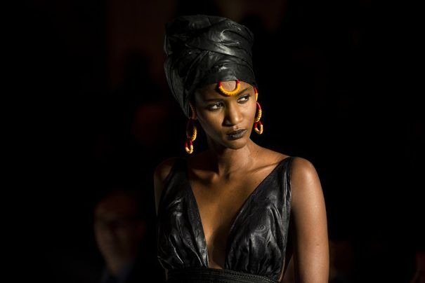 Un mannequin présente un modèle de la styliste Adama lors de la Black Fashion Week de Paris, le 5 octobre 2012