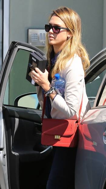 Jessica Alba avec son sac bandoulière "Claudine" rouge Elie Saab
