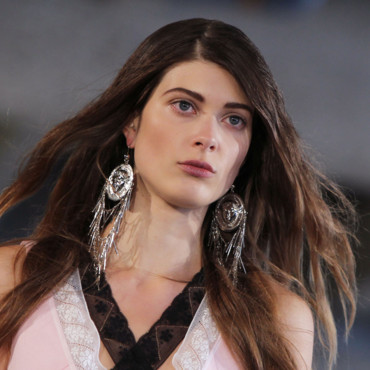 Le teint porcelaine chez Alexis Mabille
