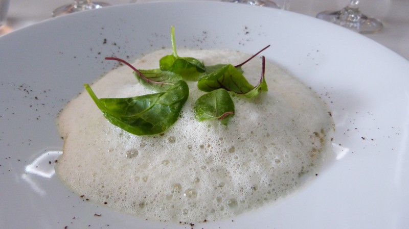 Raviole ouverte de Tourteau à la vanille accompagné de ses petites pousses d'épinard