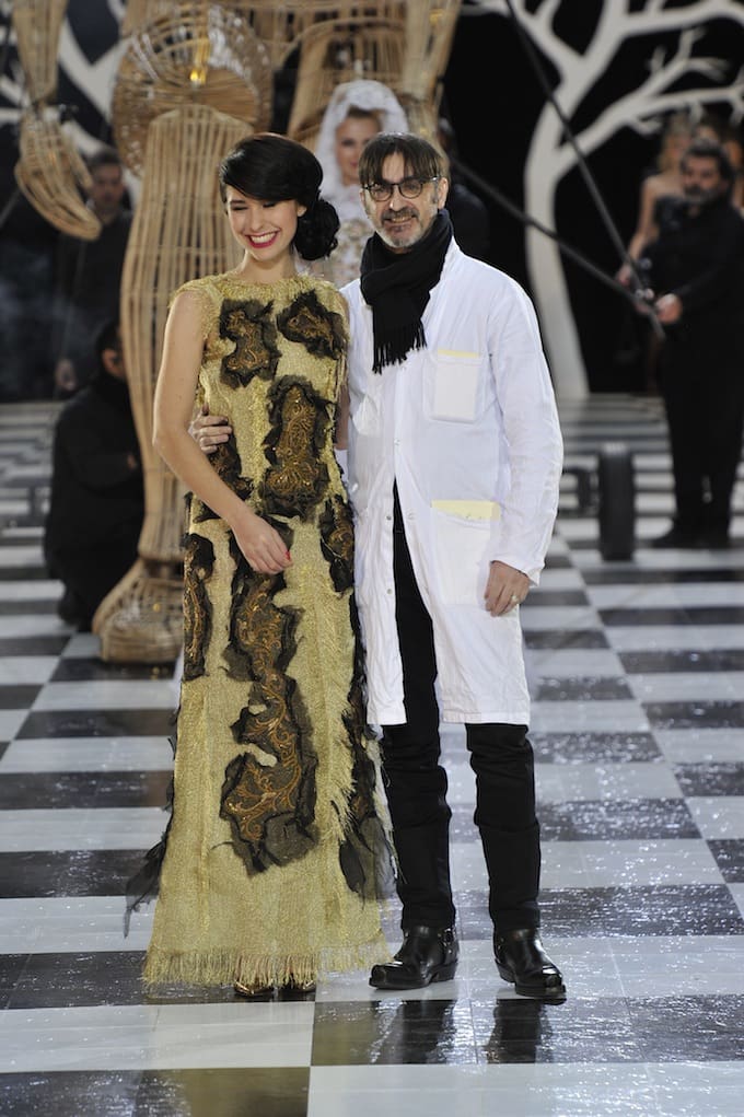 Franck Sorbier avec Kimbra à la fin du défilé salué par une salle debout !