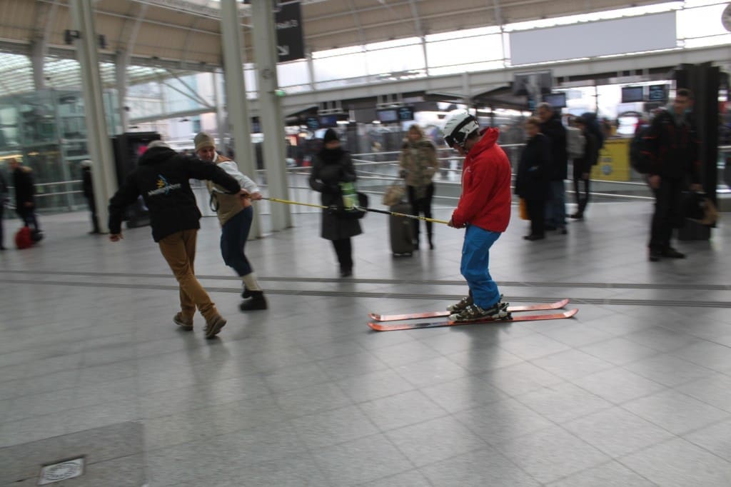 Séquence humoristique dans la Gare de Lyon où les moniteurs de la station en tenue d’époque ont offert une démonstration de ski.