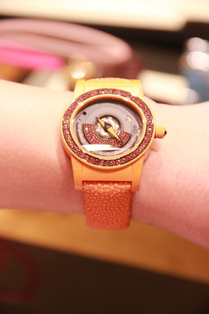 prix : 11 200 euros, montre sertie de saphirs oranges