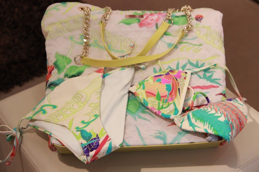 tenue de plage : maillot de bain 133 euros, sac 187 euros