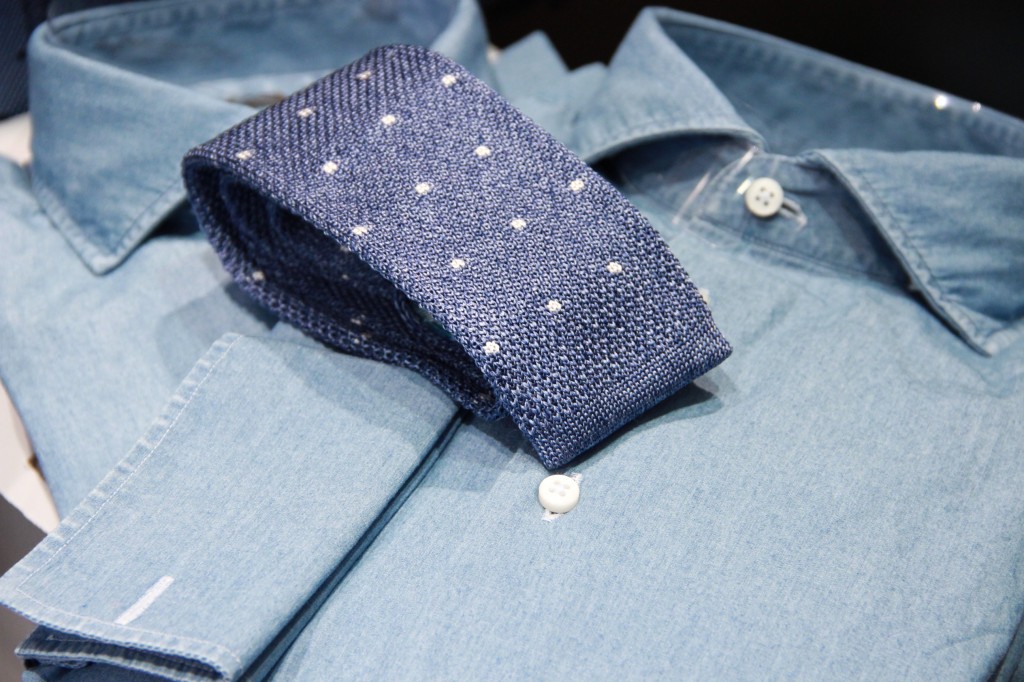 chemise en jeans 145 euros, cravate en maille 80 euros