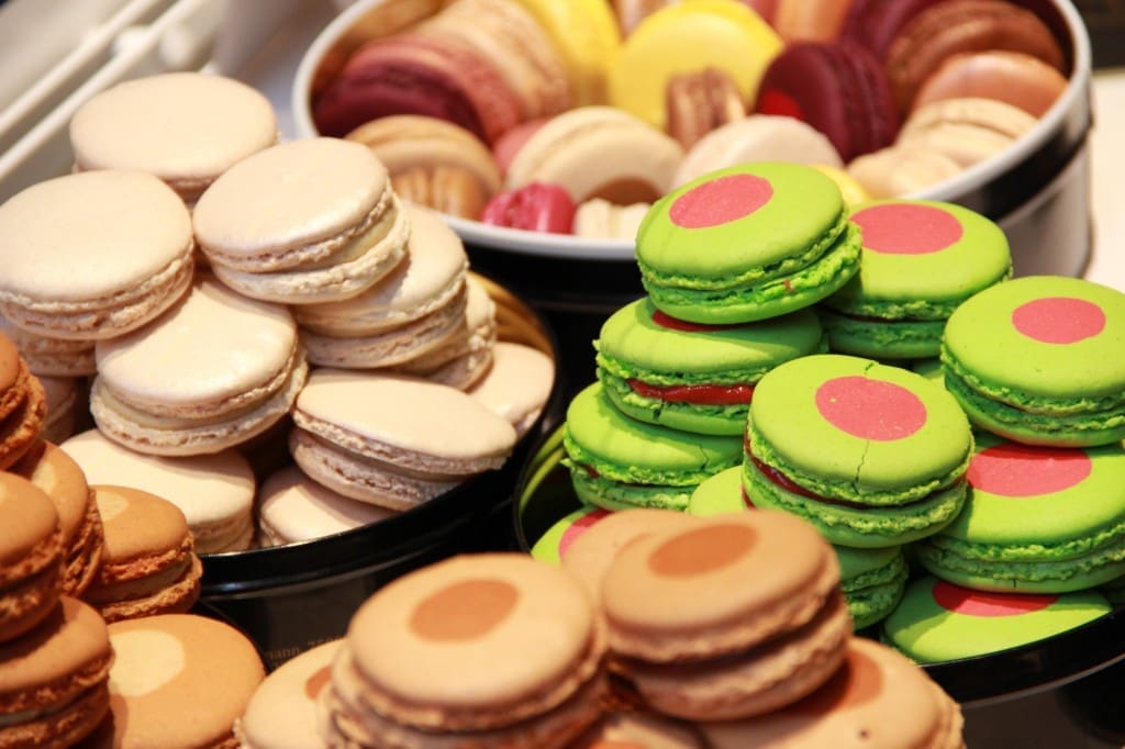 macarons : citron , vanille coeur noisette, cheese cake, confiture de lait russe ... 2 euros l'unité.