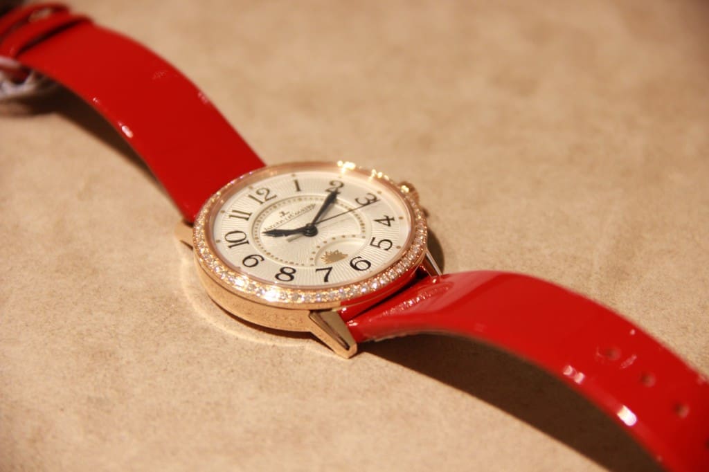 bientôt disponible avec le fond serti de diamant. Prix : 19700 euros