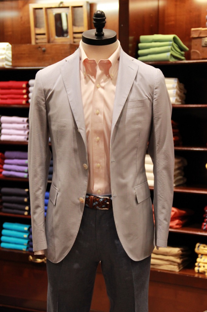 veste coton seersucker 920 euros, chemise 115 euros, pantalon 78 euros (disponible dans de nombreuses couleurs)