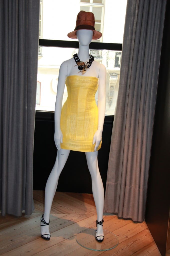 robe jaune structurée 1295 euros, collier 585 euros