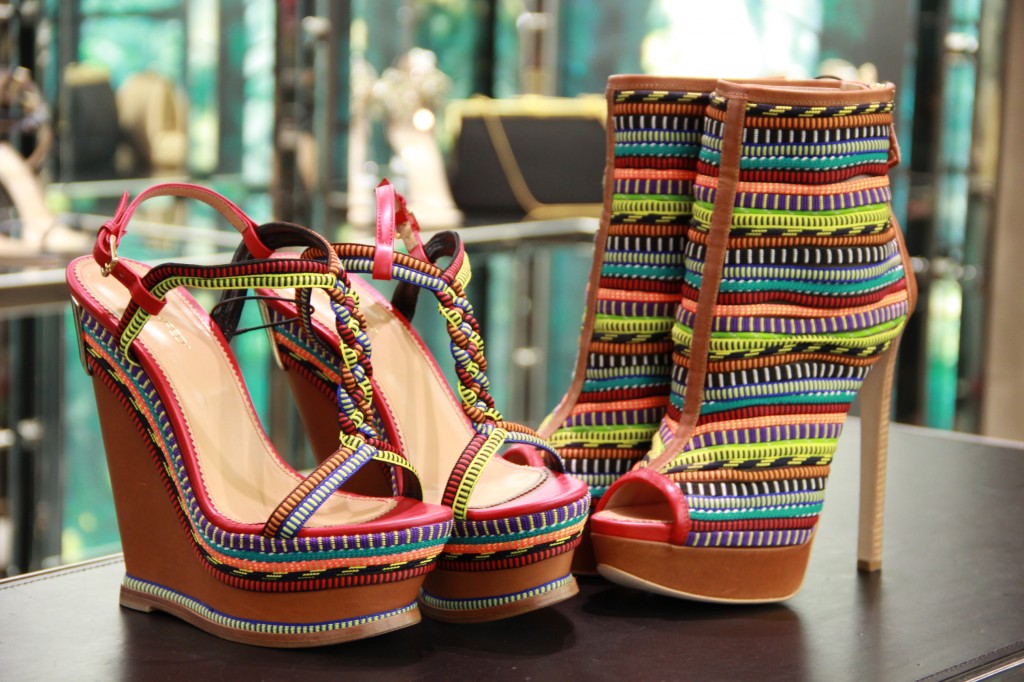sandales compensées multicolores 435 euros, boots ouvertes 755 euros