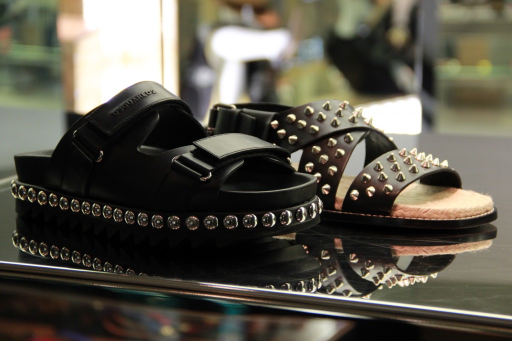 sandales pour hommes, 455 euros (celles du fond), 385 euros