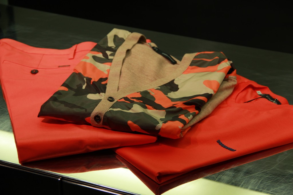 tee-shirt 205 euros, gilet militaire 550 euros et pantalon orange 295 euros