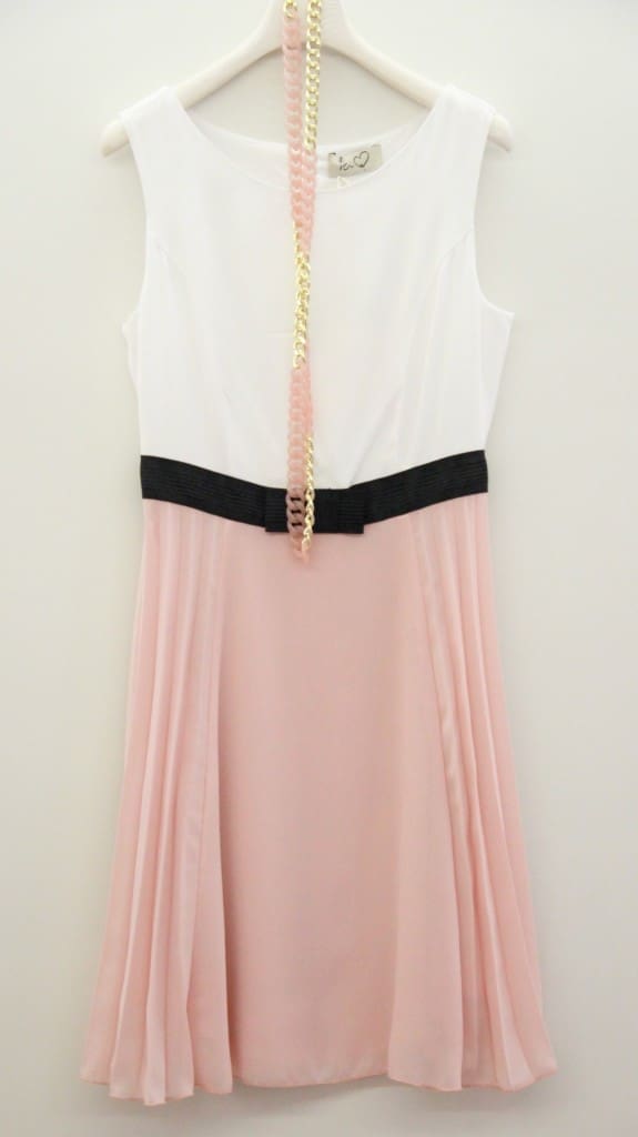 robe 214 euros, collier 60 euros