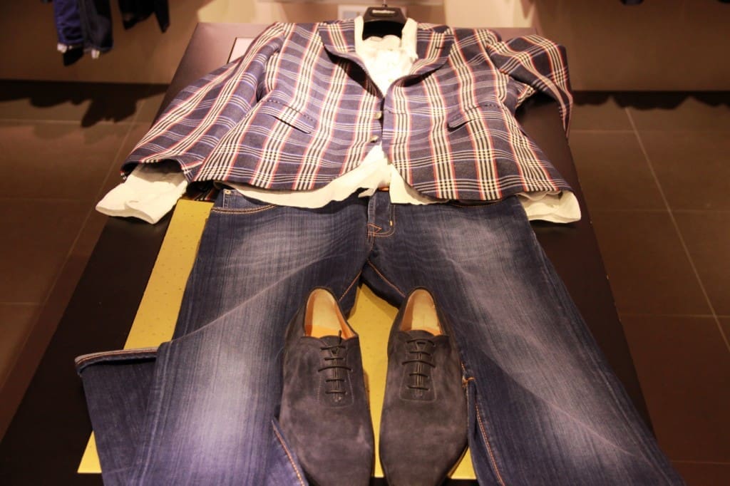 Chemise By Smalto 160 euros, Veste By Smalto 850 euros, jeans Jacob Cohën 350 euros, Chaussures Santoni 590 euros