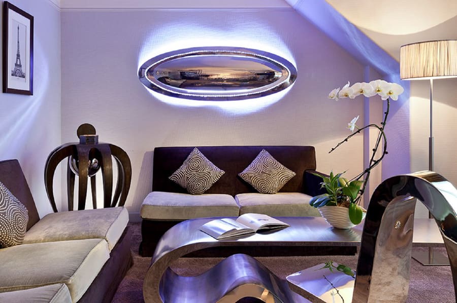 L’Hôtel Lutetia va fermer pour d’importants travaux. Ses collections sont mises en vente aux enchères du 19 au 25 mai 2014. Plus de trois mille pièces de mobilier ainsi que de nombreuses œuvres d’art dont la célèbre suite Eiffel entièrement redécorée par Guillaume Piéchaud seront dispersées : table Cobra, tabourets et chaises Requin, bureau Araignée…
