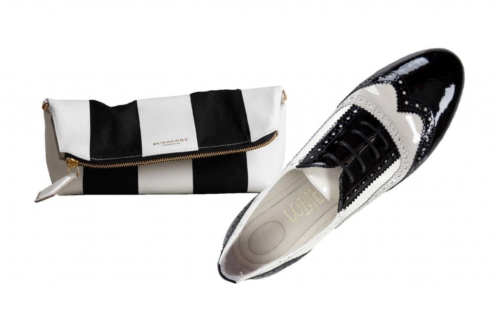 Souliers : Loriblu Derbies noires et blanches Sac : Burberry Pochette The Petal en cuir et lin