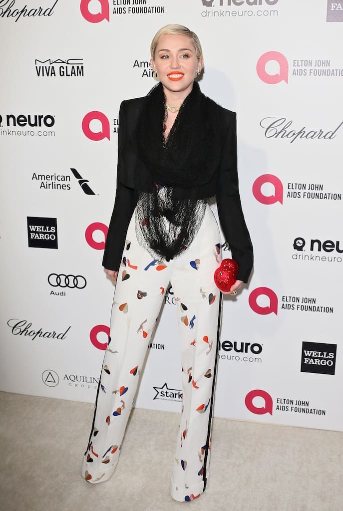 Miley Cyrus en Schiaparelli Haute Couture à la 23ème soirée des Oscars de la Elton John AIDS Foundation