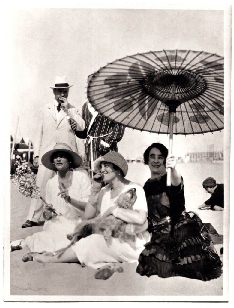 Gabrielle Chanel ( à gauche)sur la plage du Lido avec Misia( au centre), José  Maria Sert and Madame Philippe Berthelot, 1920's, Photo : Private Collection