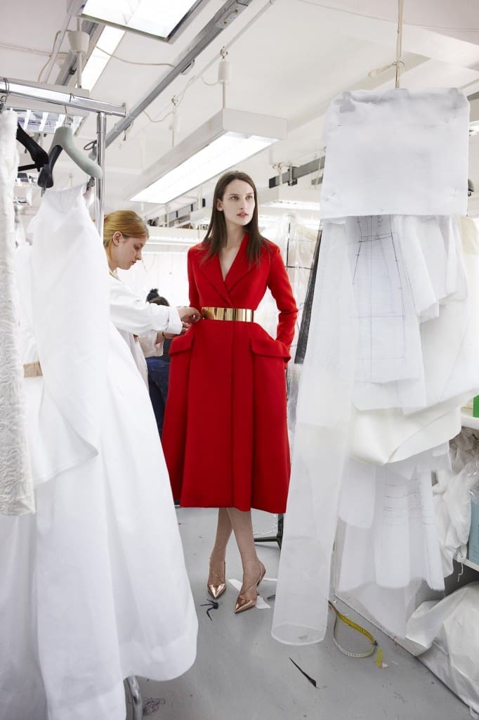 Manteau Bar en cachemire Rouge Dior ©Patrick Demarchelier