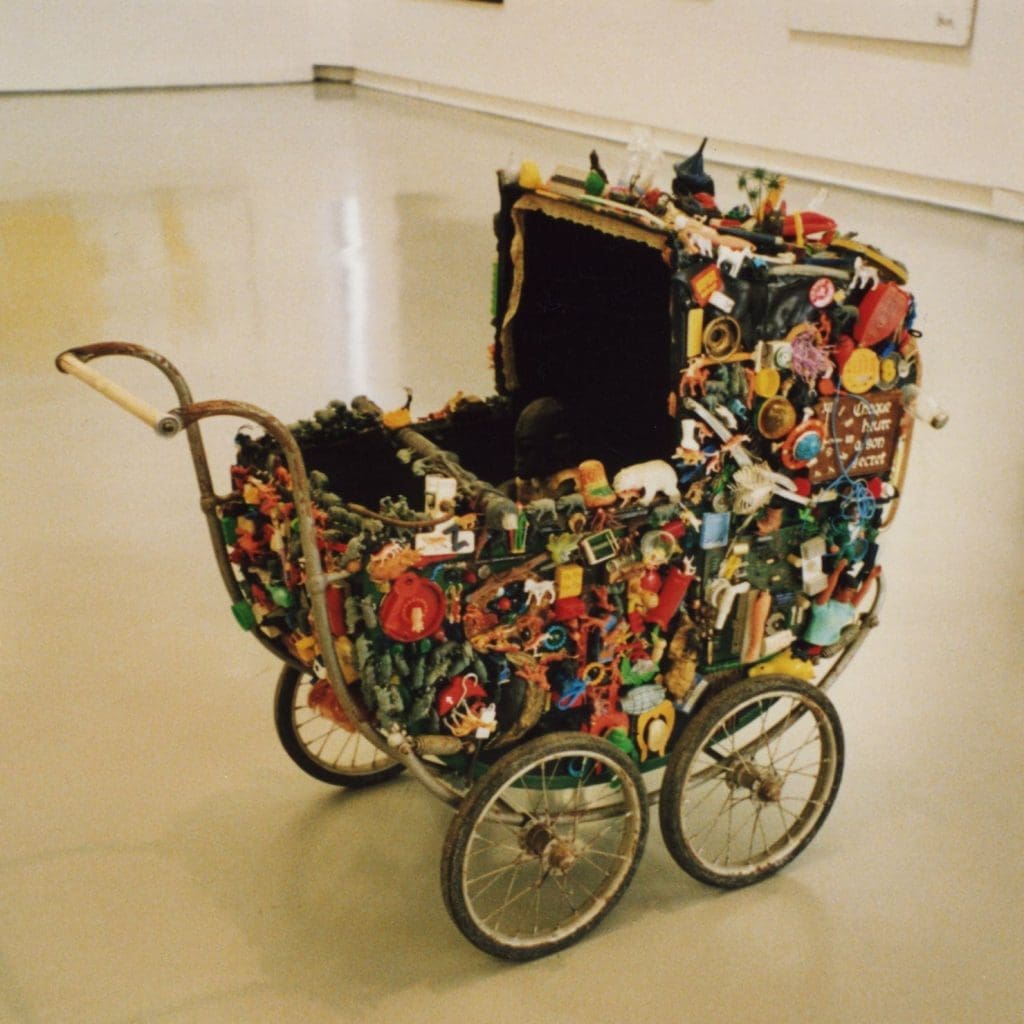 5. Je ne jette rien, 1975 - 1995 130 x 100 x 53 cm, accumulation d’objets divers sur une poussette © Collection de l’artiste.  