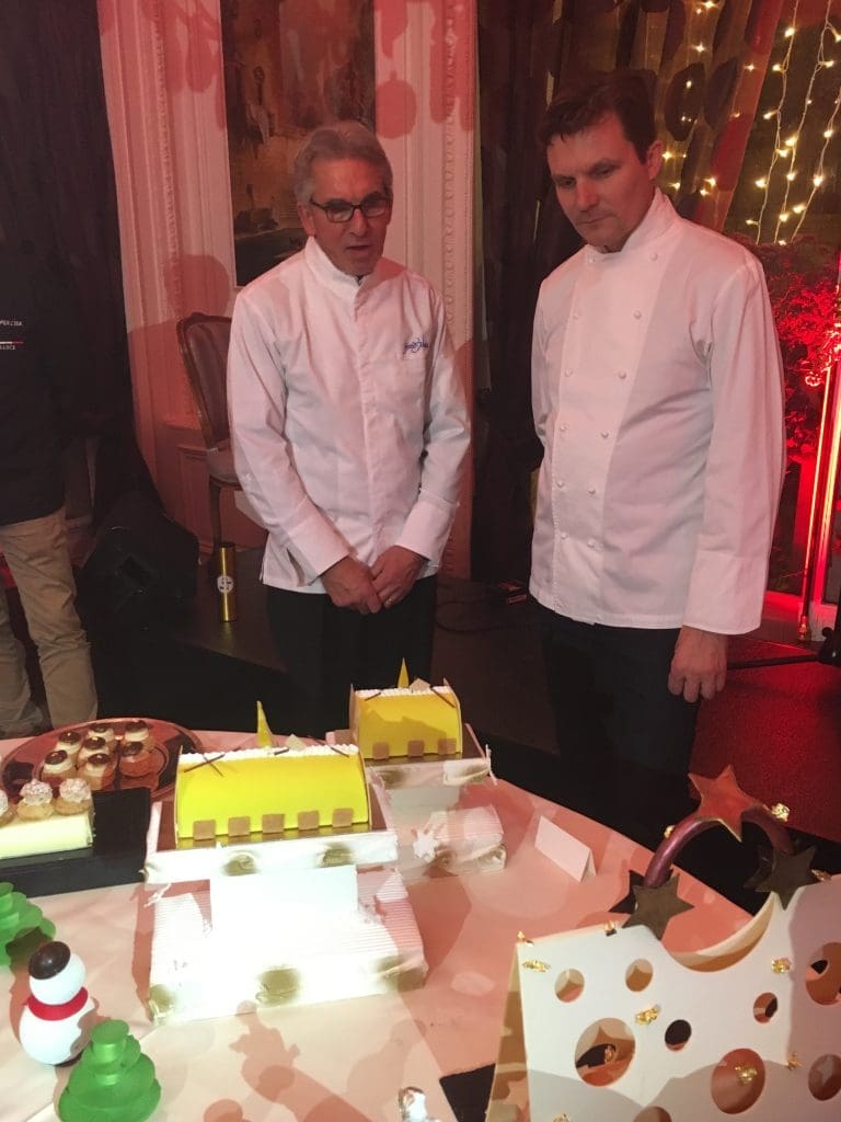 Gérard Mulot et Sébastien Rouillard derrière la bûche Menton.