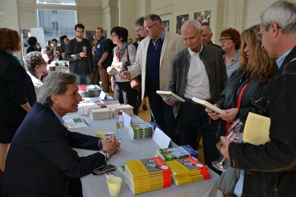 rencontre des auteurs - ici Patrick de Carolis - le verre à la main !