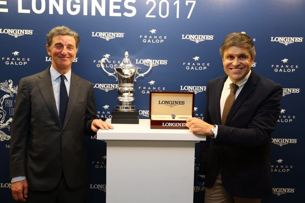 Edouard de Rothschild, Président de France Galop, et Juan-Carlos Capelli, Vice-président de Longines et Directeur Marketing International posant à côté du Trophée du Prix de Diane Longines et du nouveau modèle bleu de The Longines Master Collection-11 mai 2017