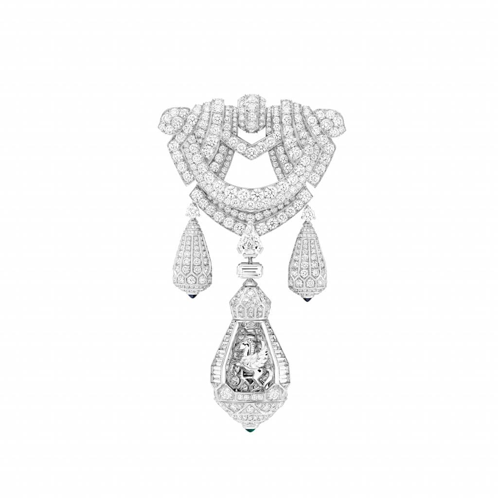 Collier pégase Or blanc, diamants, émeraudes, saphirs, un saphir taille émeraude de 45,10 carats (Sri Lanka). Clip détachable.