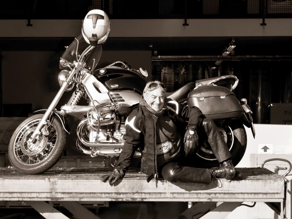 Roméo Sozzi J’adore faire de la moto. Chaque année, je participe à la rencontre moto BMW en Allemagne. J’adore faire des virées en moto sur les cols des montagnes près de chez moi près du lac de Côme en Italie. Ces parcours à moto sont un grand bol d’air pour mon inspiration.  Photo F.Ducout.