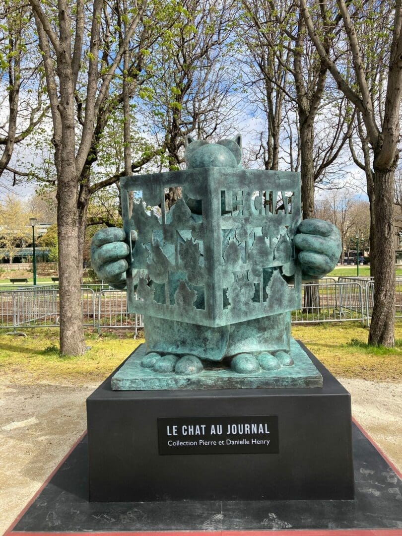 Philippe Geluck Promene Son Chat Sur Les Champs Elysees Firstluxe